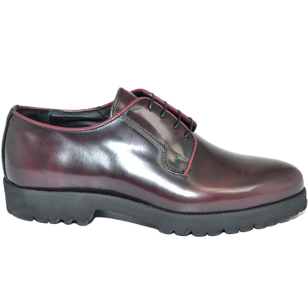 Scarpa stringata uomo liscia bordeaux in vera pelle abrasivata con fondo gomma roccia businessman handmade in italy.