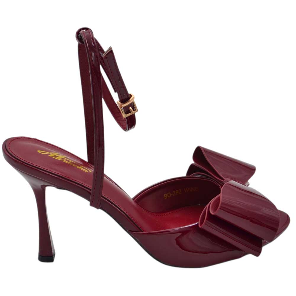 Sandalo donna in vernice bordeaux con fiocco tono su tono tacco a clessidra 12 cm cinturino alla caviglia regolabile 