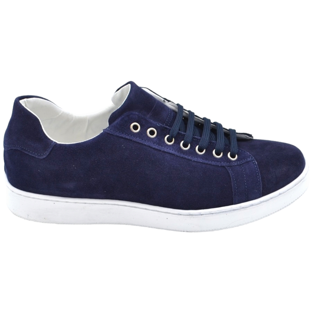 Sneakers bassa uomo in vera pelle scamosciata blu fondo in gomma bianco basso 2 cm moda business man comfort.