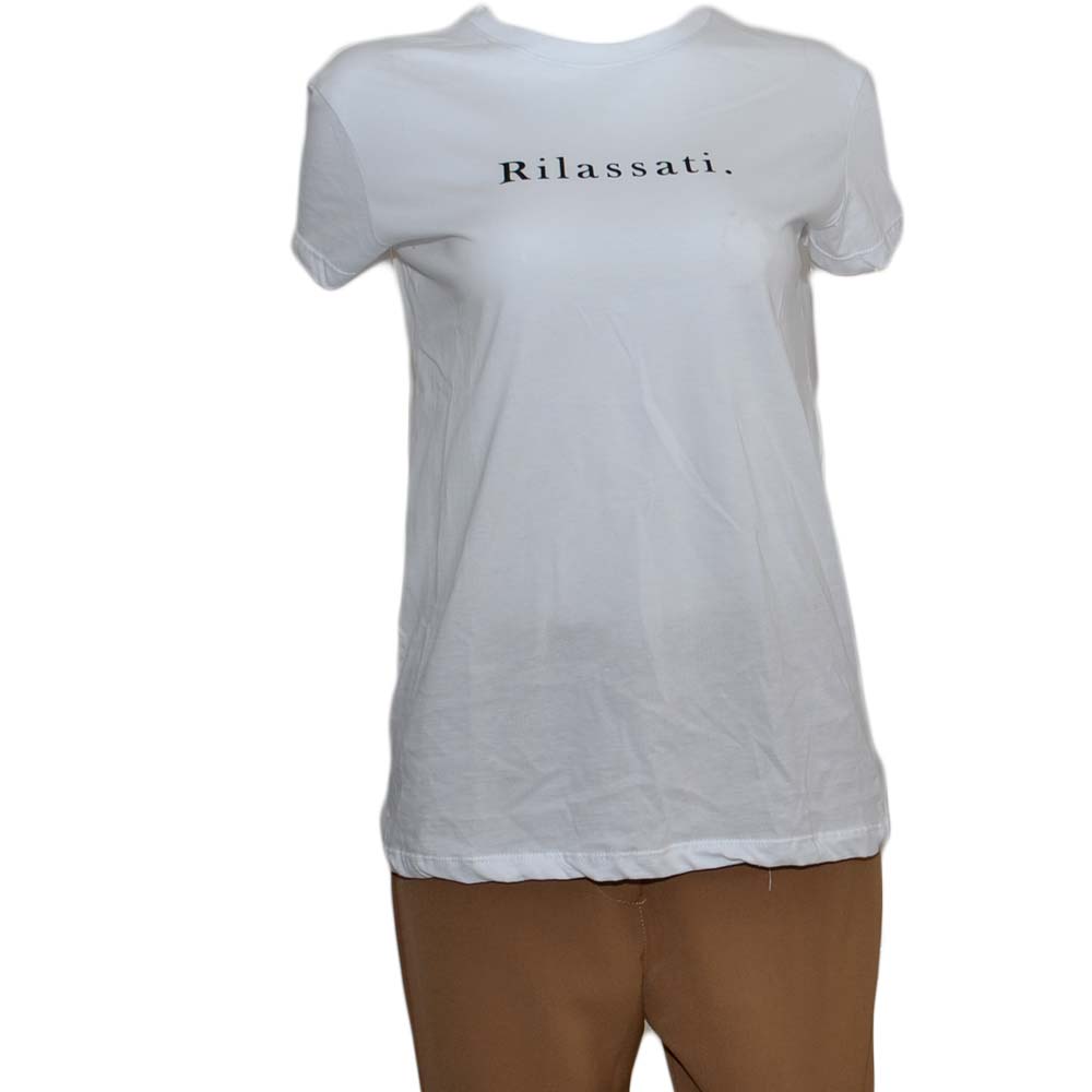 T-shirt donna basic bianca modello slim bianca con scritta RILASSATI cotone made in Italy.