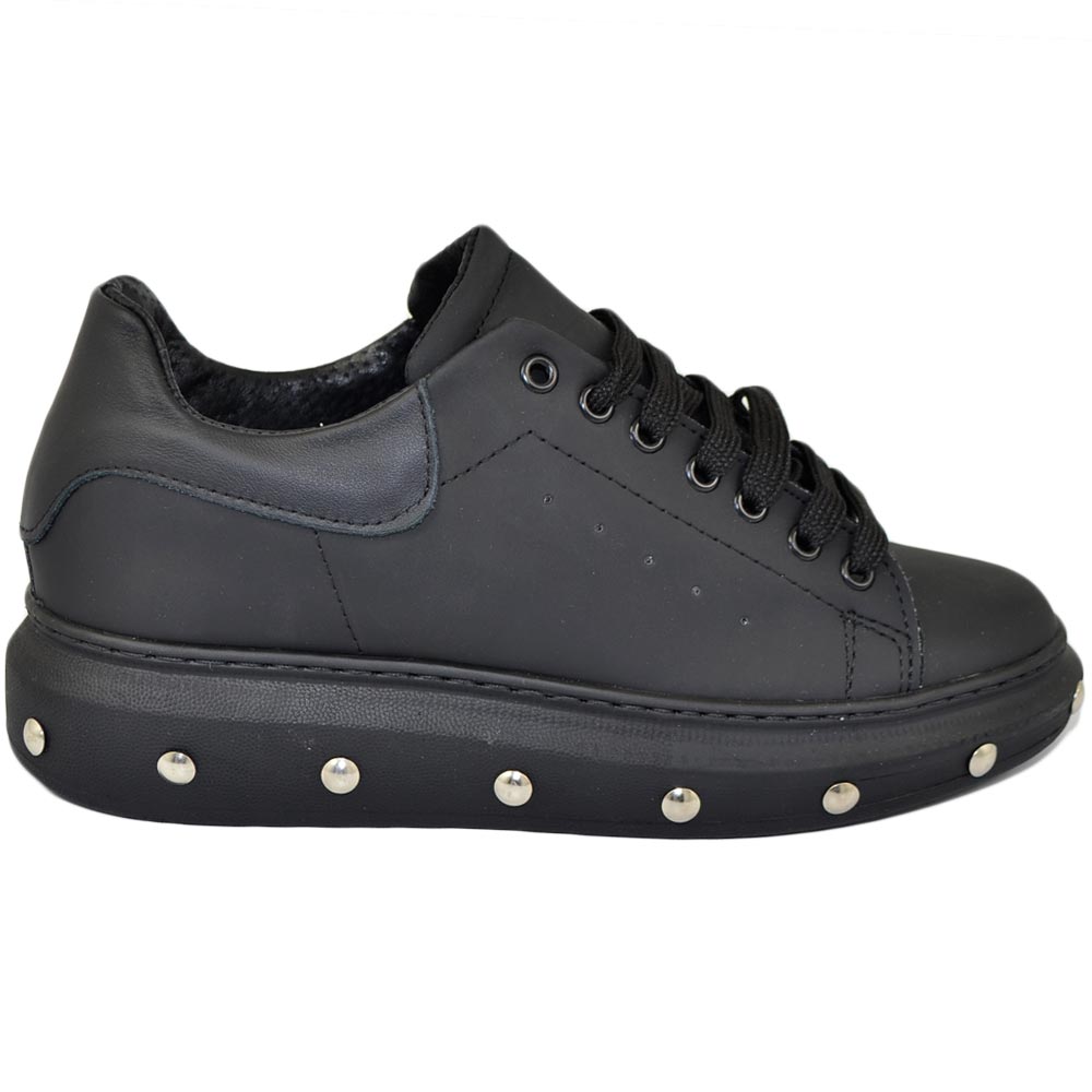 Sneakers uomo gommato nero in vera pelle impermeabile borchie sul fondo moda uomo street