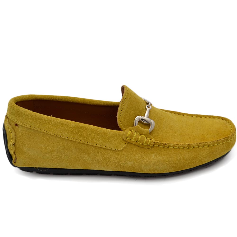 Mocassino barca uomo giallo ocra morsetto argento made in italy in vera pelle scamosciata fondo antiscivolo gomma.