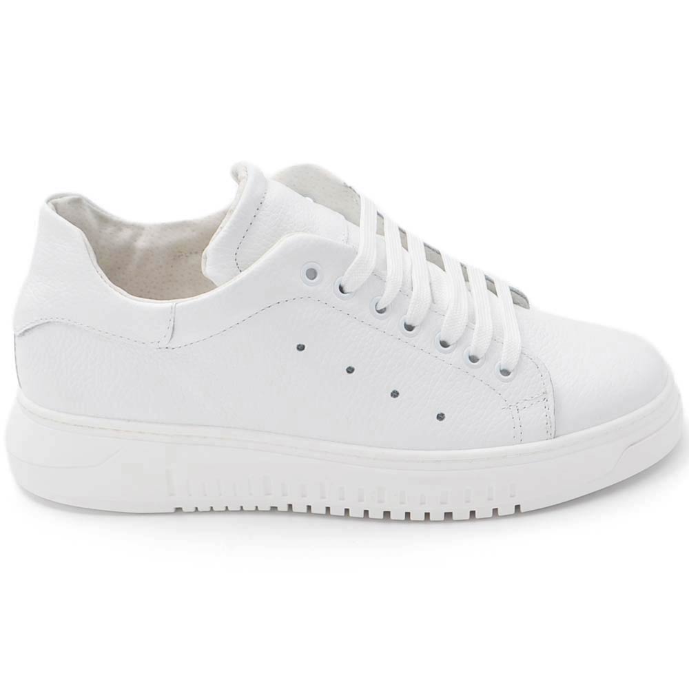 Sneakers bassa uomo bianca in vera pelle riporto bianco e lacci in tinta fondo army alto 3,5 cm bianco made in italy.