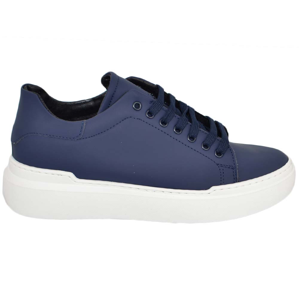 Sneakers uomo bassa linea basic in vera pelle blu gommata con fortino blu e lacci in tinta fondo in gomma bianco