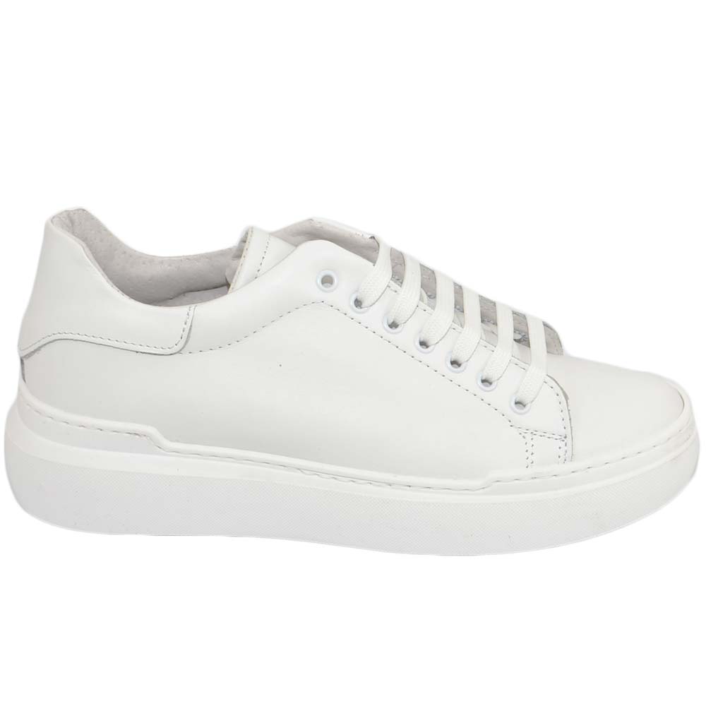  Sneakers uomo bassa linea basic in vera pelle bianca con fortino bianco e lacci in tinta fondo in gomma bianco.