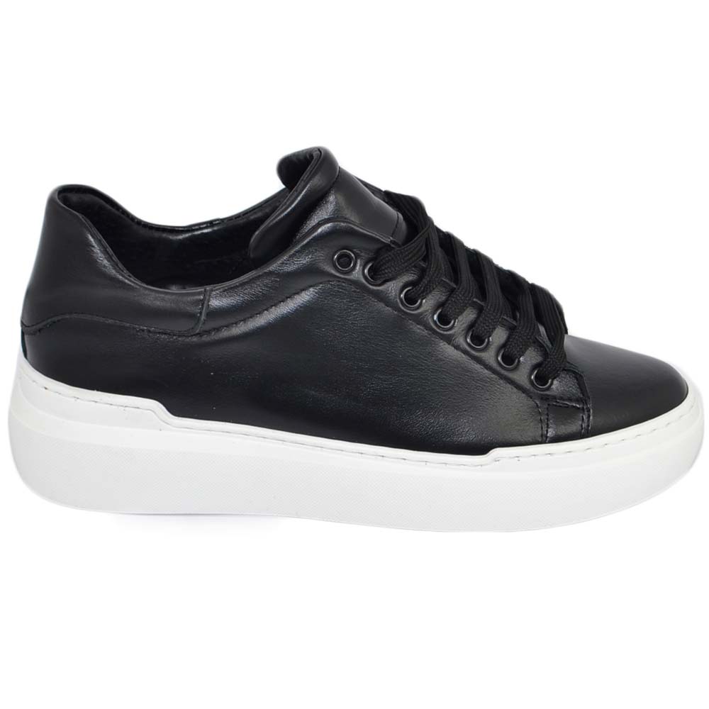 Sneakers uomo bassa linea basic in vera pelle nera con fortino tono su tono e lacci in tinta fondo in gomma bianco