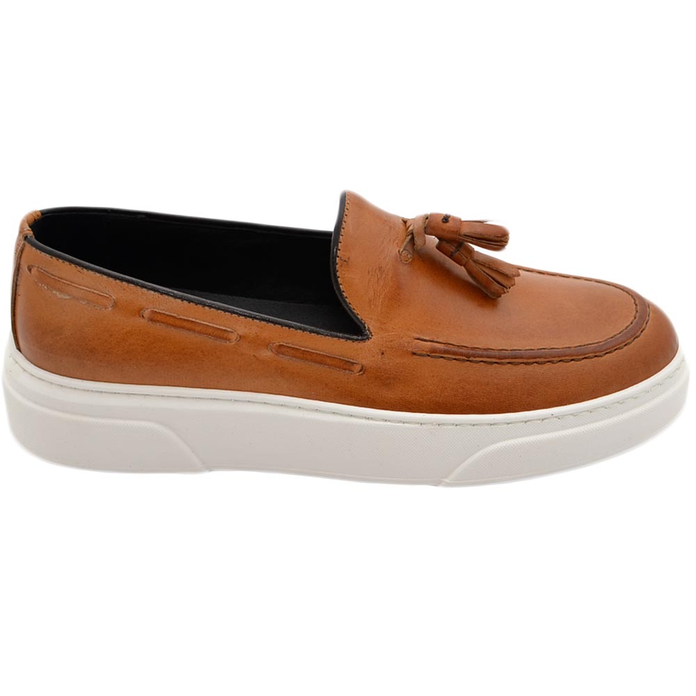 Mocassino uomo brandy in vera pelle vitello casual con suola bianca in gomma nappe made in italy comfort.