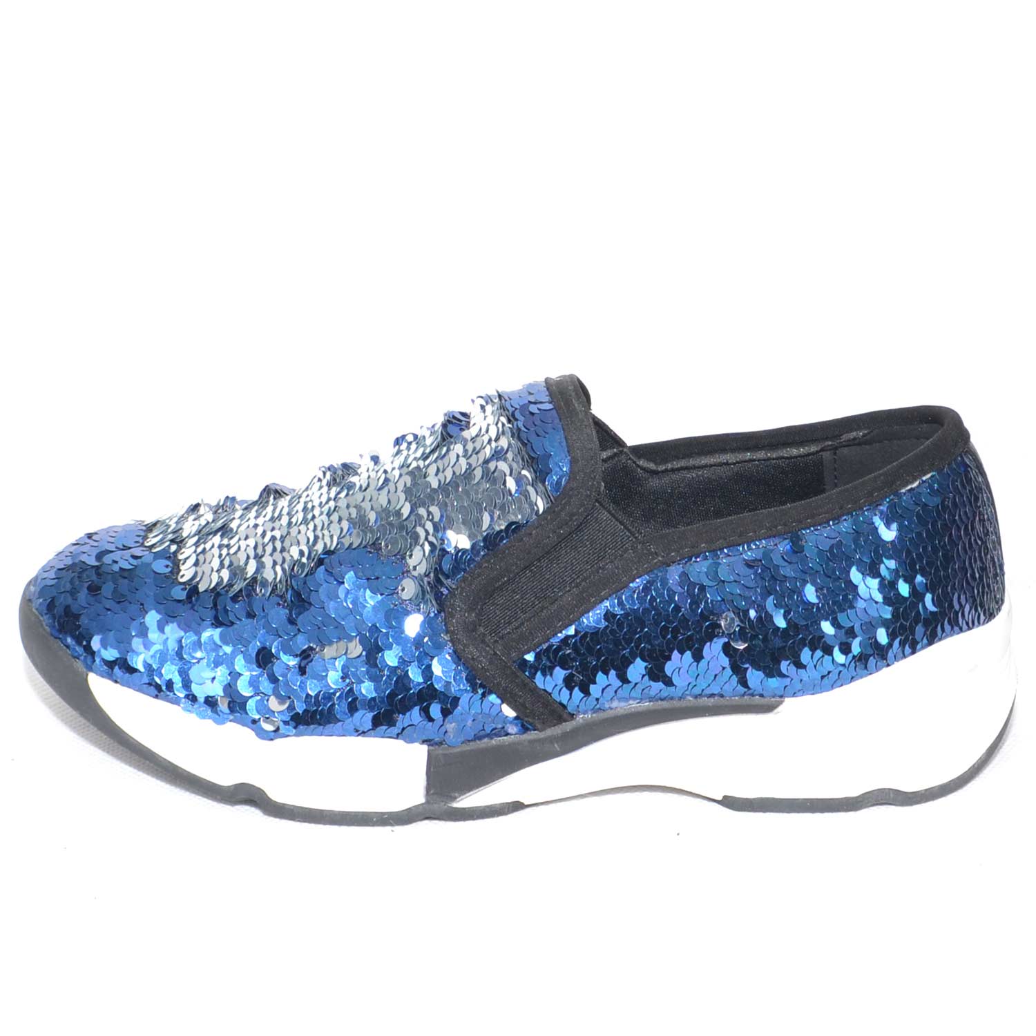 Sneakers bassa in paillettes argento e blu rivoltabili con fondo plat bicolore.