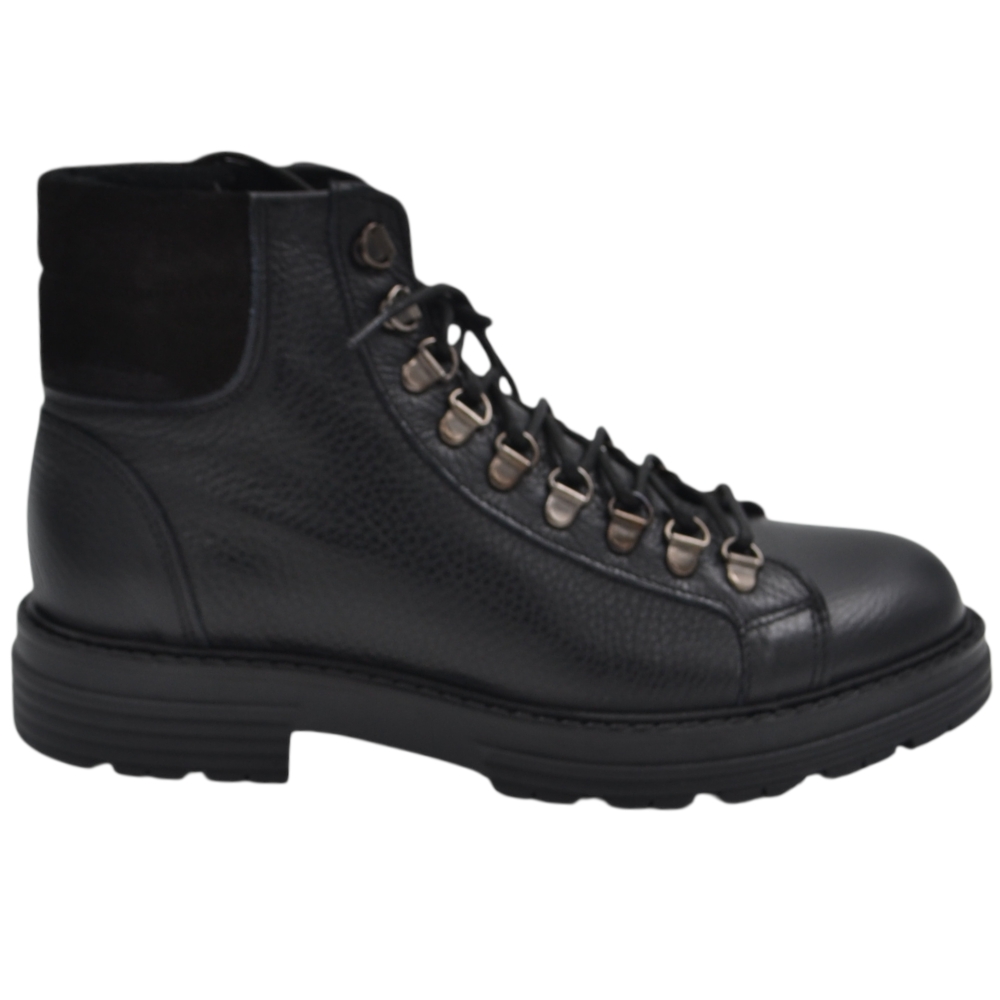 Anfibio stringato uomo in vera pelle nera con fondo roccia 3cm lacci a contrasto occhielli metallici inserto camoscio.