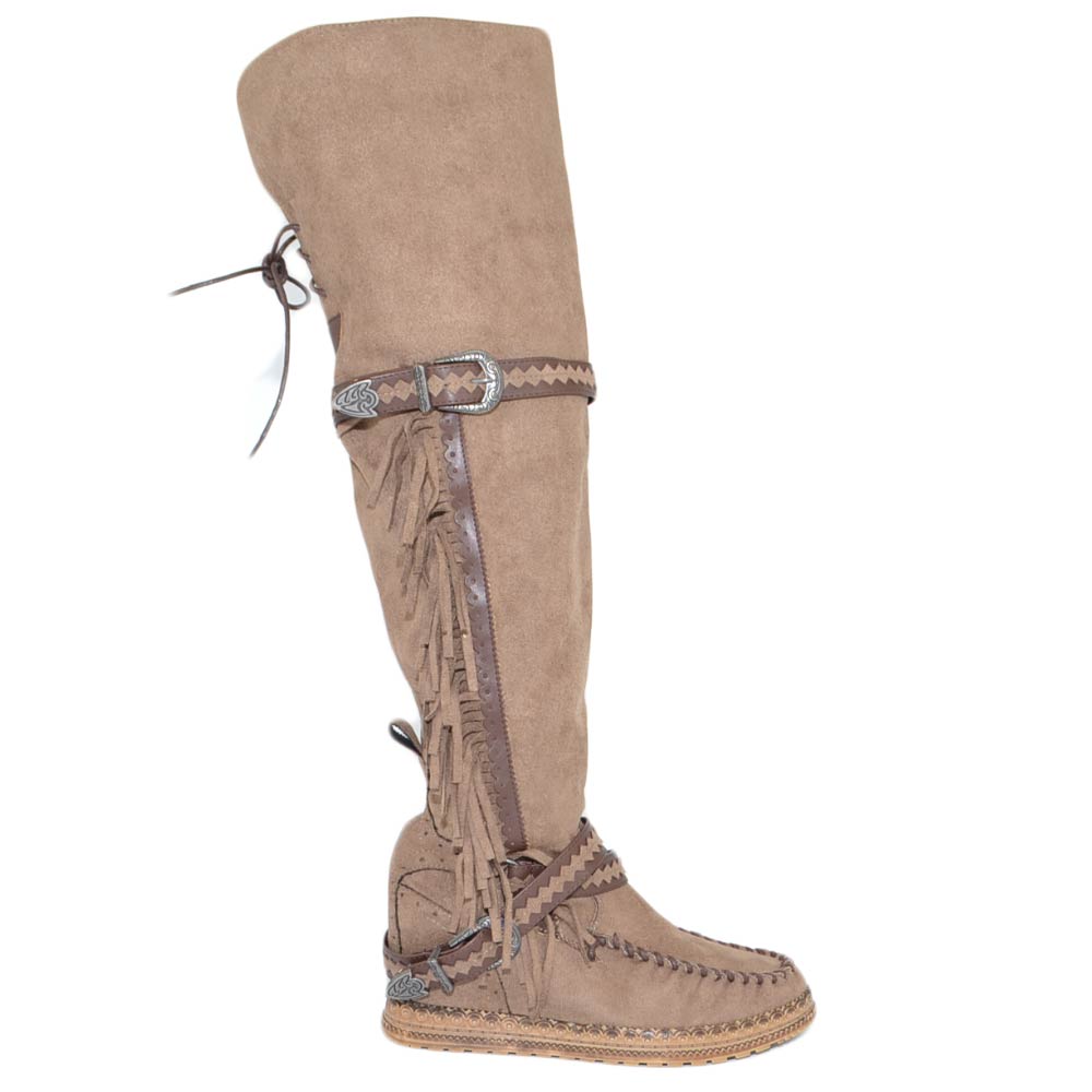 Stivali donna indianini taupe scamosciati alti sopra al ginocchio frange zeppa interna 5 cm cinturino fibbia moda ibiza.