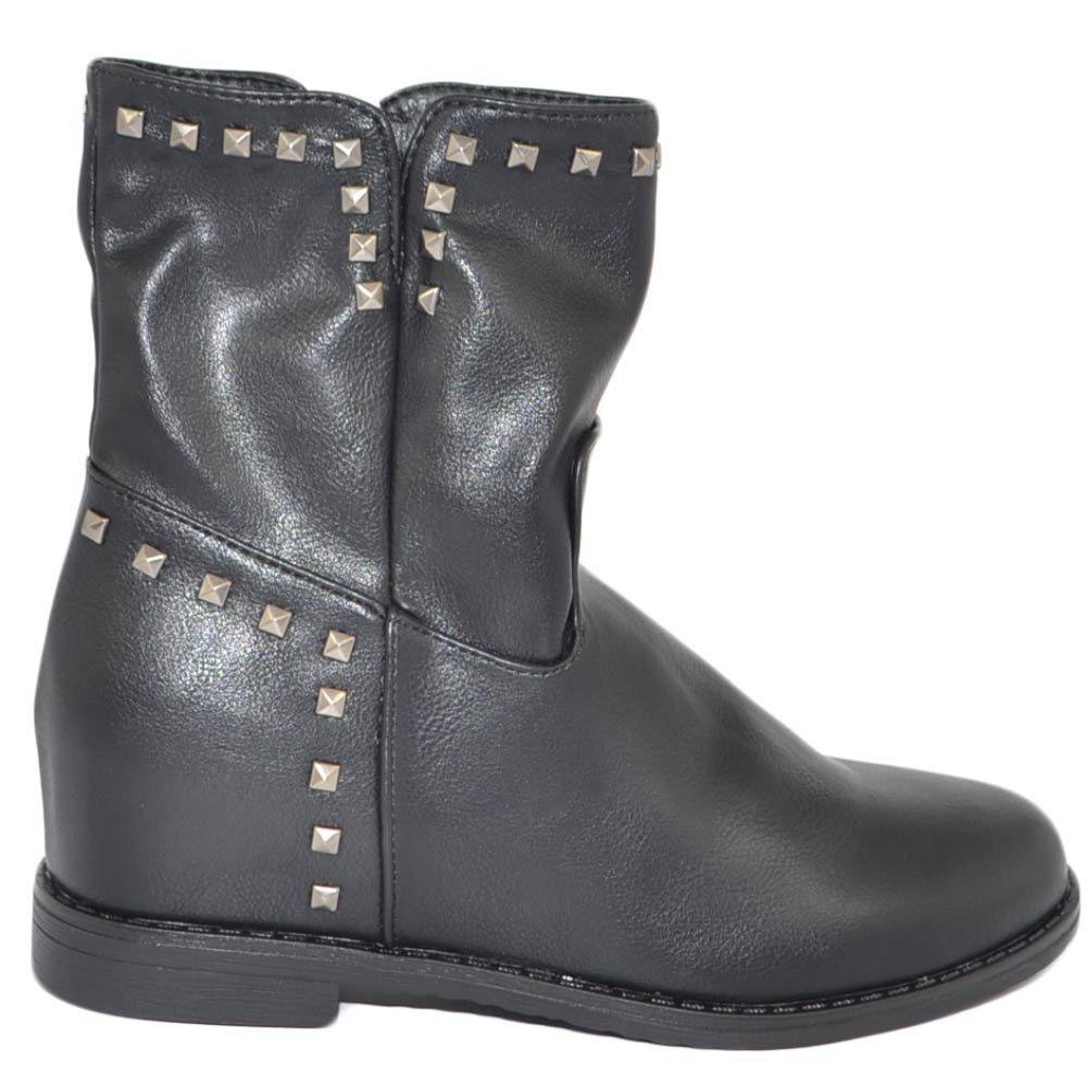 Stivaletto donna nero con zeppa para interna modello biker punta tonda alla caviglia con v e bocchette moda comodo