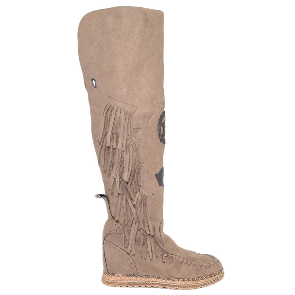 Stivali donna indianini kakhi scamosciati alti sopra al ginocchio frange zeppa interna 5 cm cinturino fibbia stemma moda