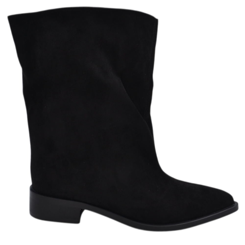 Tronchetto stivaletto donna camoscio nero con gambale overwide slouchy  punta affusolata e tacco basso squadrato.