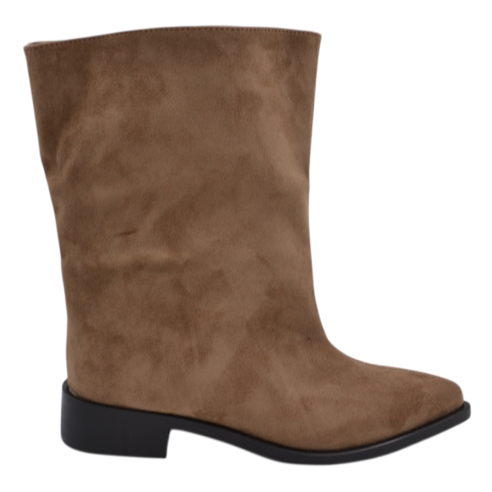 Tronchetto stivaletto donna camoscio beige con gambale overwide slouchy  punta affusolata e tacco basso squadrato.