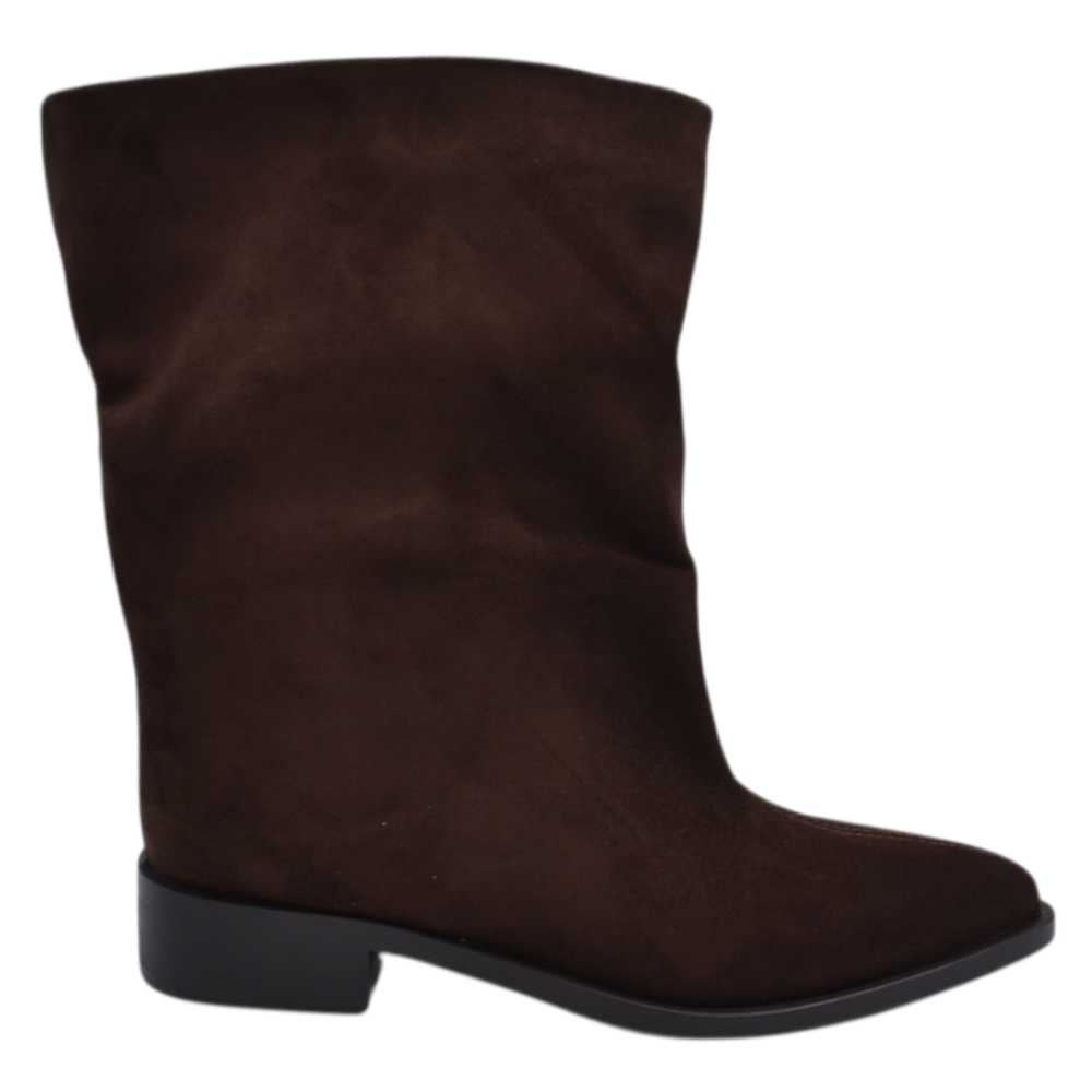 Tronchetto stivaletto donna camoscio marrone con gambale overwide slouchy  punta affusolata e tacco basso squadrato.