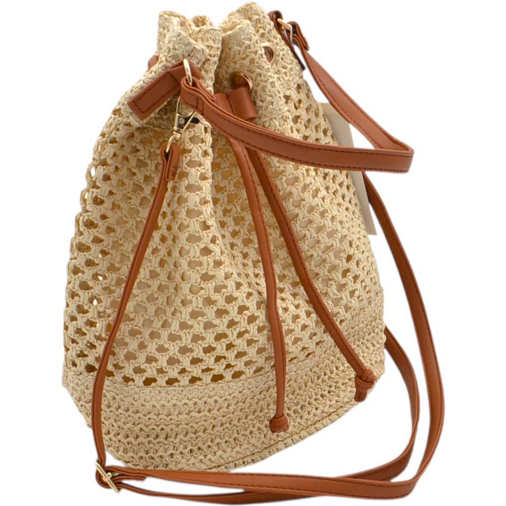 borsa a secchiello beige in paglia intrecciata stile uncinetto con manico e tracolla regolabile e chiusura a coulisse.