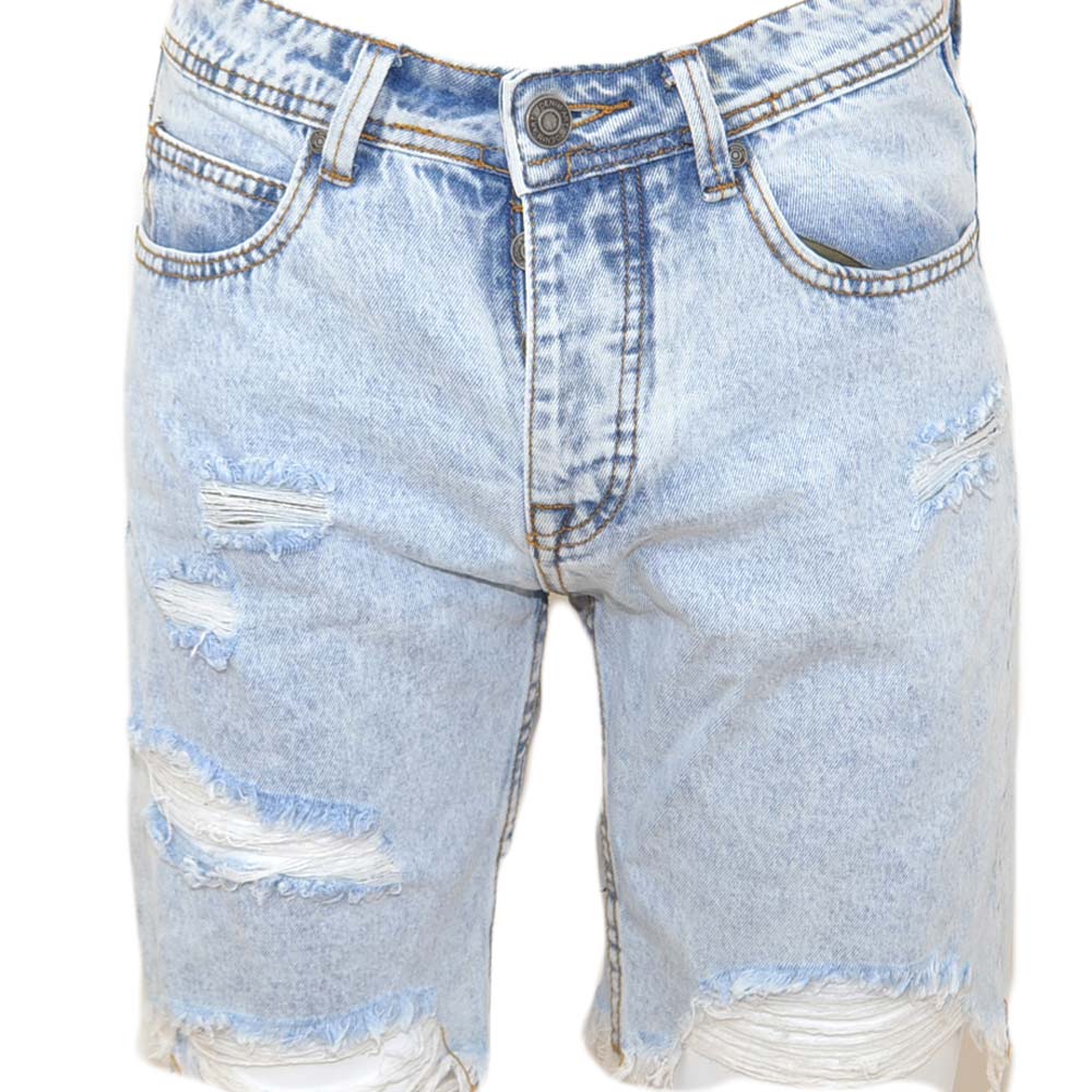 Pantoloni corti short uomo bermuda in denim jeans blu chiaro con strappi frontali moda giovane.