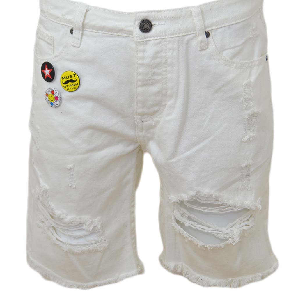 Pantoloni corti short uomo bermuda in denim jeans bianco con strappi e stemmi frontali moda giovane.
