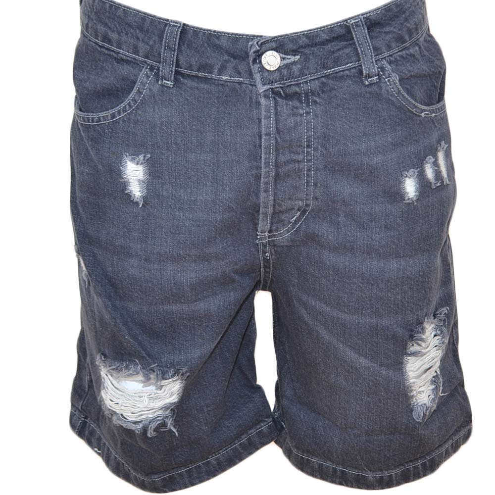 Pantoloni corti short uomo bermuda in denim jeans grigio scuro con strappi frontali moda giovane.