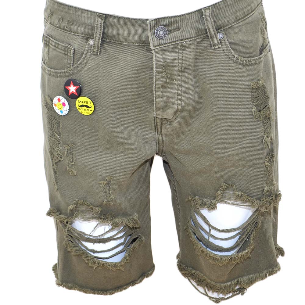 Pantoloni corti short uomo bermuda in jeans verde militare con stemmi e spille  strappi frontali moda giovane .