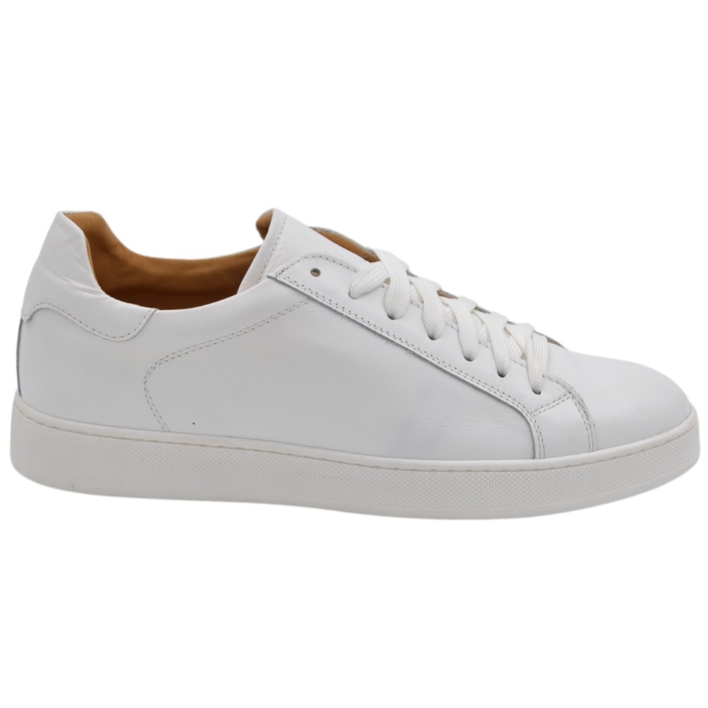 Sneakers uomo bassa in vera pelle vitello liscia bianca con fondo alto in gomma bianca eva lacci casual made in Italy.