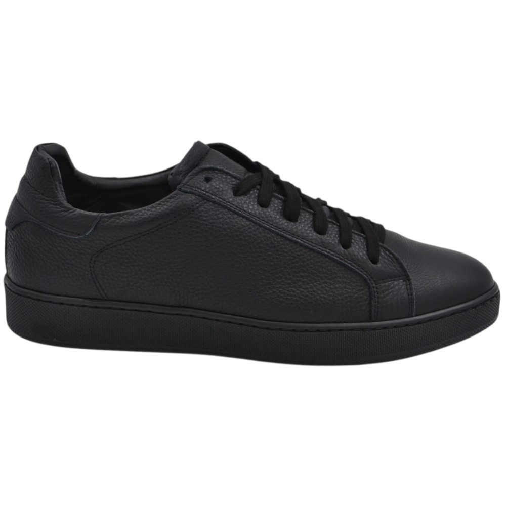 Sneakers uomo bassa in vera pelle vitello liscia nera con fondo alto in gomma nera eva lacci casual made in Italy.