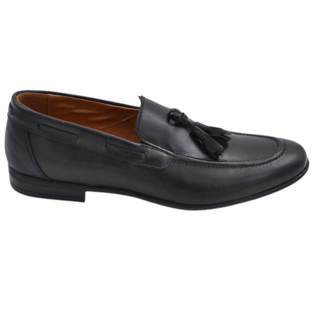 Scarpa mocassino uomo con bon bon vera pelle nappa spazzolato nero cucita a mano fondo sottile in gomma antiscivolo.