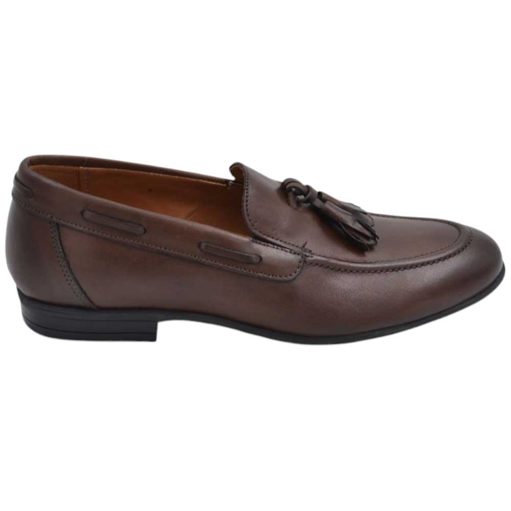 Scarpa mocassino uomo con bon bon vera pelle nappa spazzolato marrone cucita a mano fondo sottile in gomma antiscivolo.