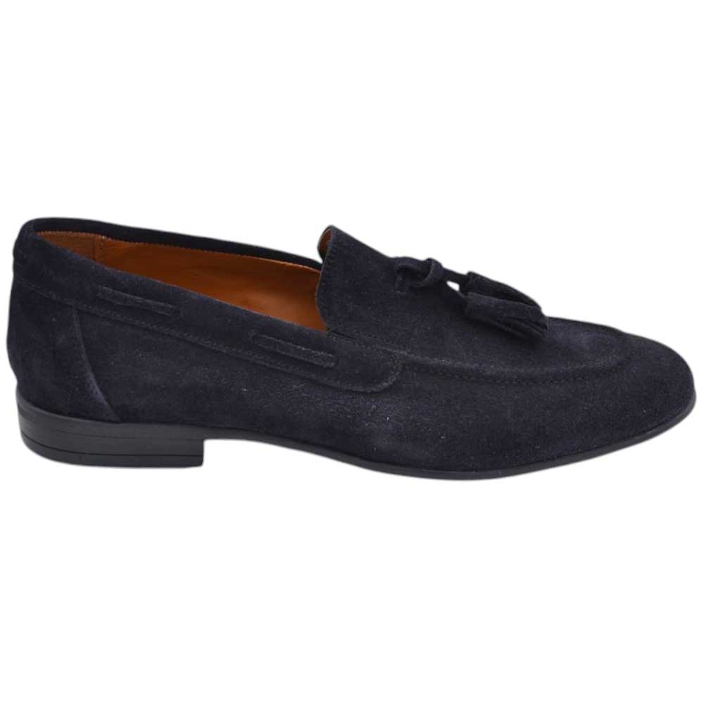 Scarpa mocassino uomo con bon bon vera pelle scamosciata blu cucita a mano fondo sottile in gomma antiscivolo.