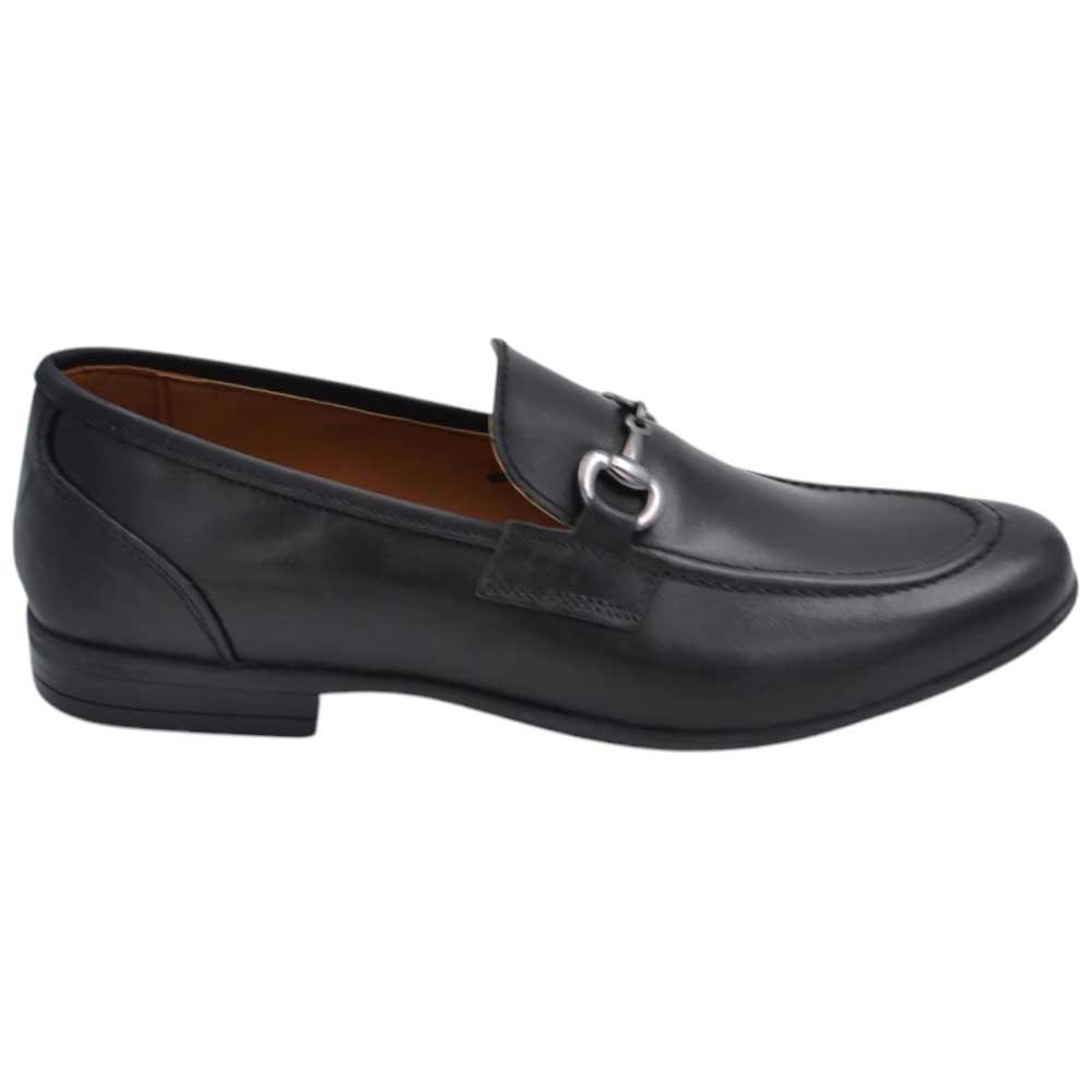 Scarpa mocassino uomo con morsetto argento vera pelle di nappa nero cucita a mano fondo sottile in gomma antiscivolo.