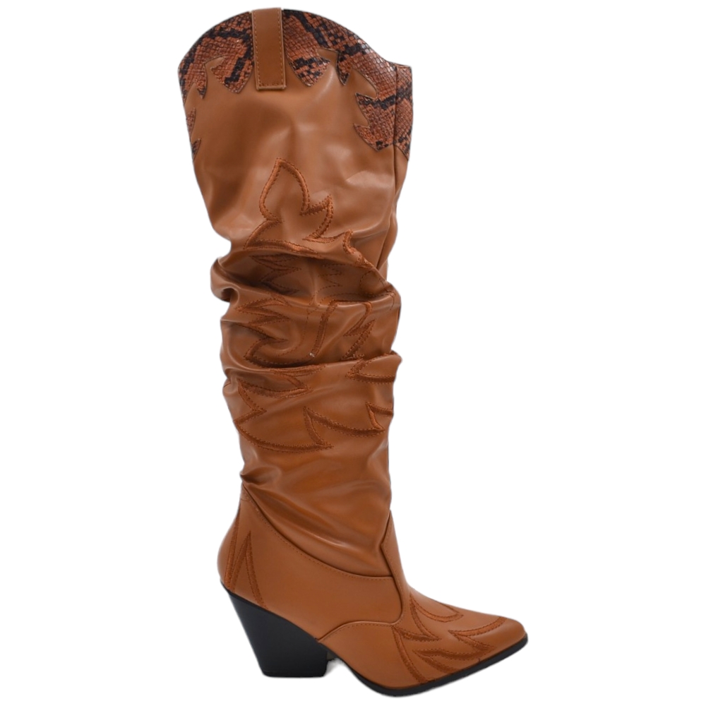 Stivali camperos donna in ecopelle arricciata cuoio altezza ginocchio con tacco western legno 5cm dettagli animalier zip.