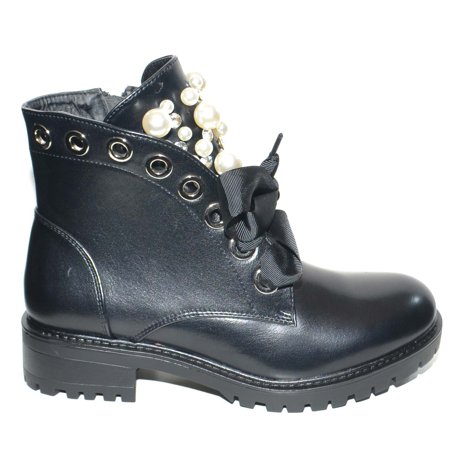 Stivaletto anfibio abrasivato nero con cerchioni argento e lacci intercambiabili fiocco dettaglio perle sulla linguetta