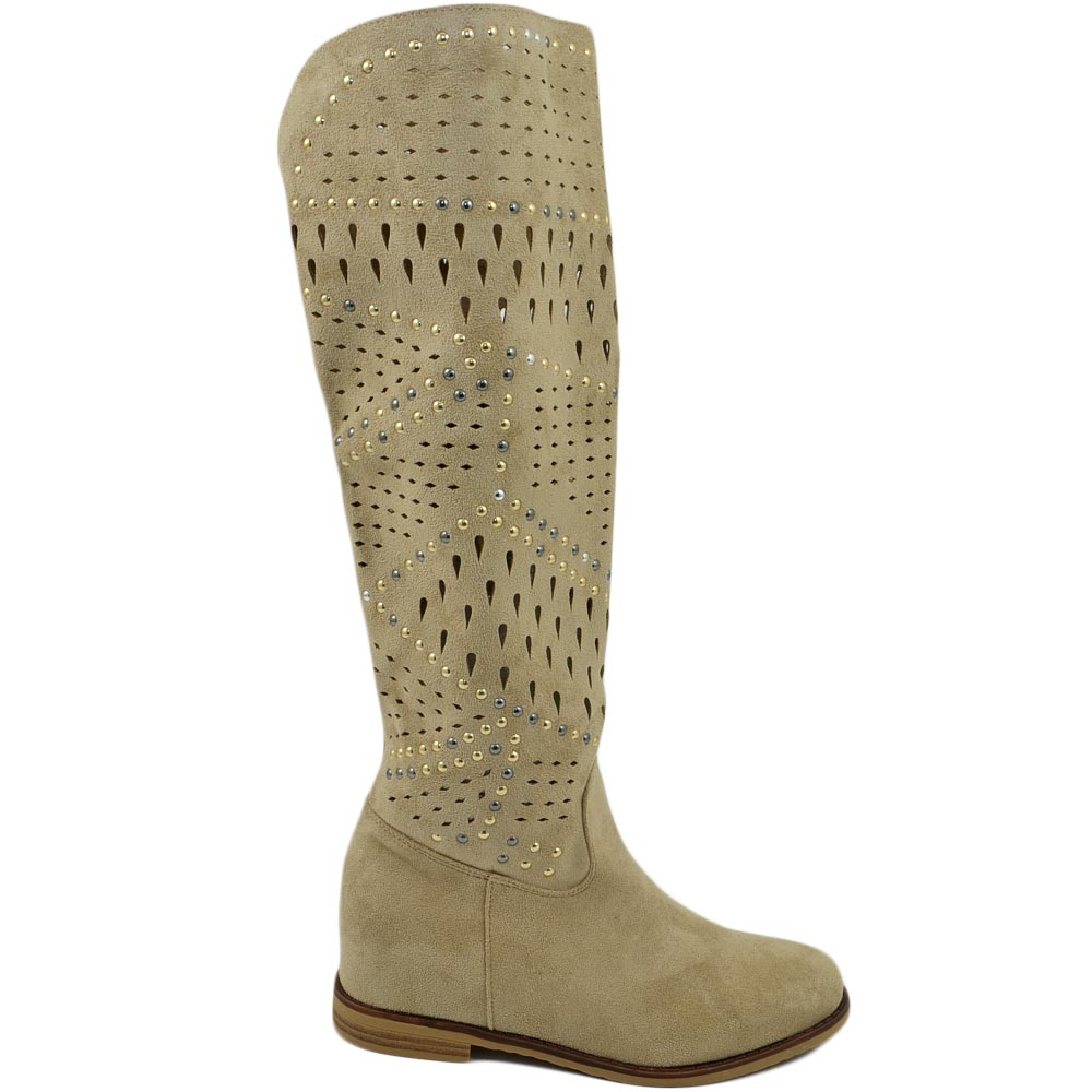 Stivali donna estivi alti scamosciati forati beige morbidi con zeppa para interna con suola antiscivolo e borchie moda.