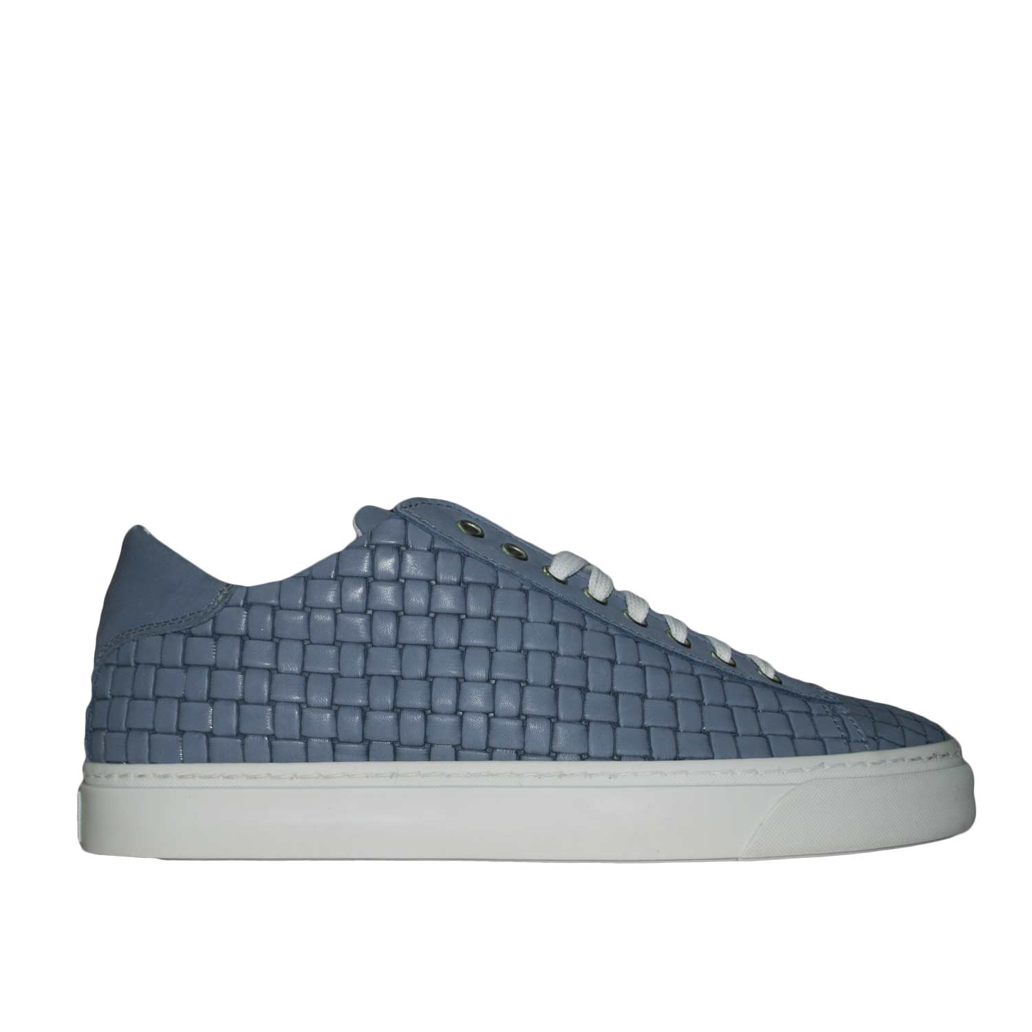 Scarpe uomo sneakers blu fondo bianco monocromo intrecciata stringhe ...