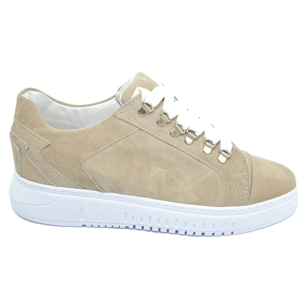 Sneakers bassa uomo beige in camosci fondo doppio vera pelle nappa riporto strisce di pelle made in italy moda giovanile.