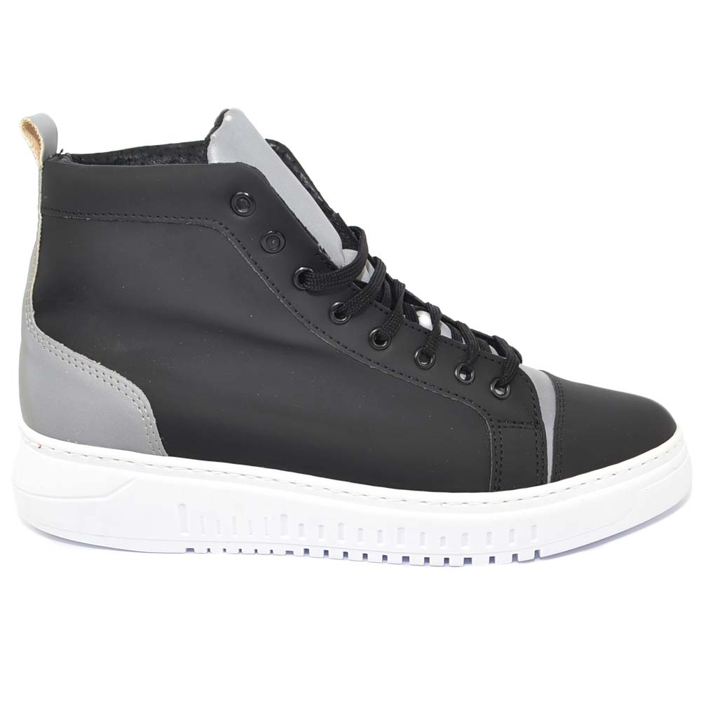 Sneakers alta uomo in tessuto gommato nero e catarifrangente riflettente si illumina alla luce gomma Army moda man.