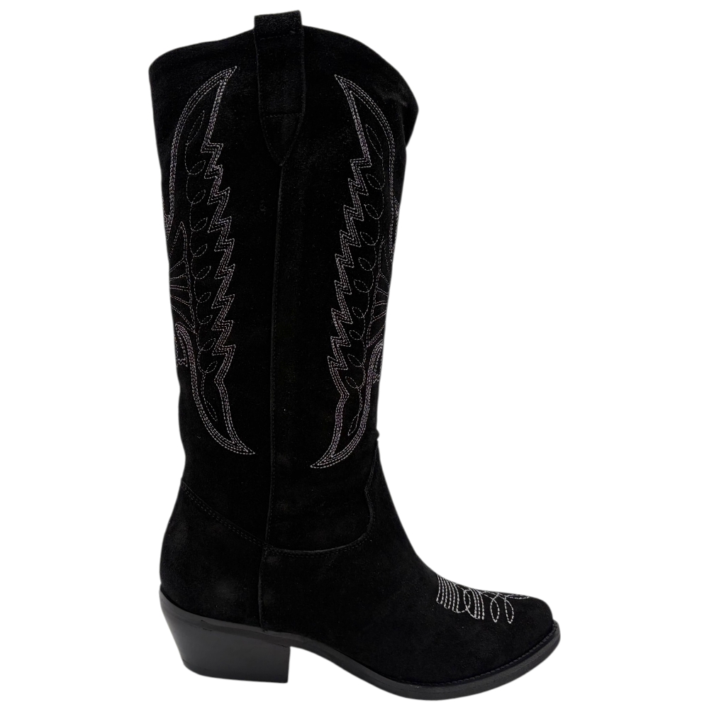 Stivale camperos alti da donna in vero camoscio nero con tacco western 3 cm ricami bianchi e punta tonda zip.