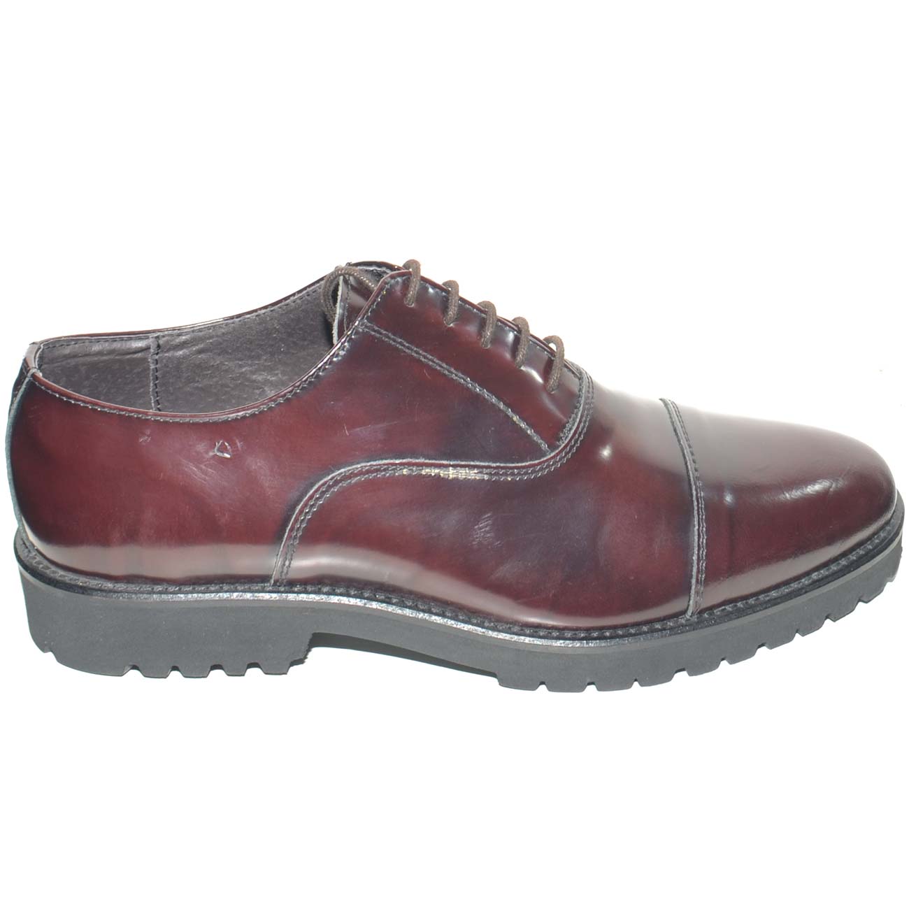 Scarpa uomo stringata classico sportiva in vera pelle abrasiva bordeaux con fondo in gomma roccia e mezza punta