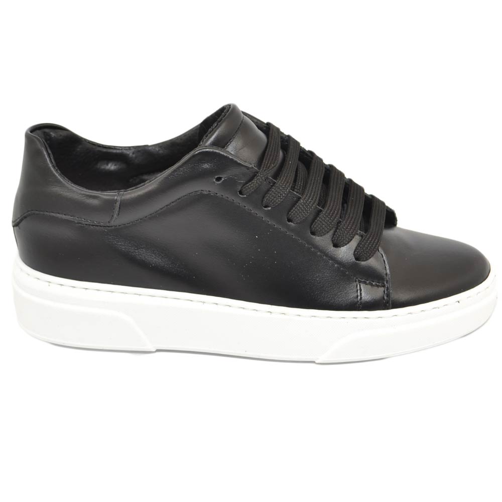 Sneakers uomo nero in vera pelle di nappa classico sportiva linea basic con fondo bianco AZ tinta unita lacci moda