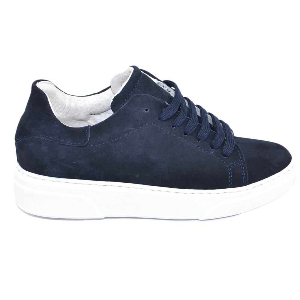 Sneakers uomo in vera pelle scamosciata blu classico sportiva basic con fondo az bianco tinta unita lacci comfort moda.