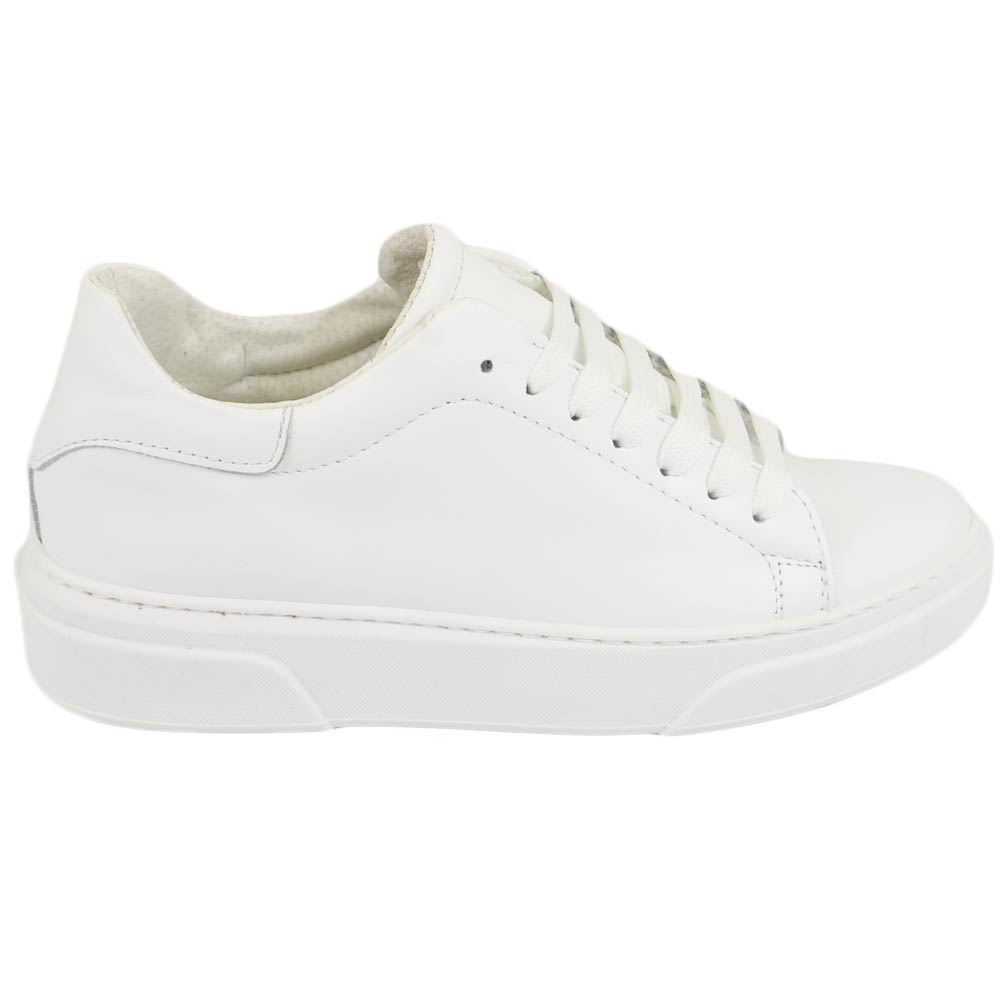 Sneakers uomo in vera pelle di nappa bianca classico sportiva linea basic con fondo az tinta unita lacci comfort moda.