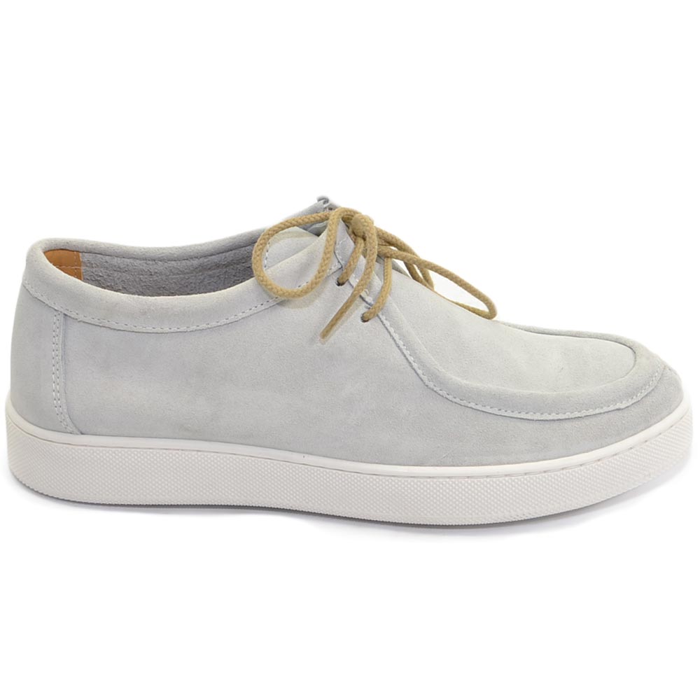 SCARPA UOMO MODELLO INGEGNERE IN VERA PELLE SCAMOSCIATO GRIGIO CON GOMMA BIANCA ULTRALEGGERA E LACCI TONO SU TONO.