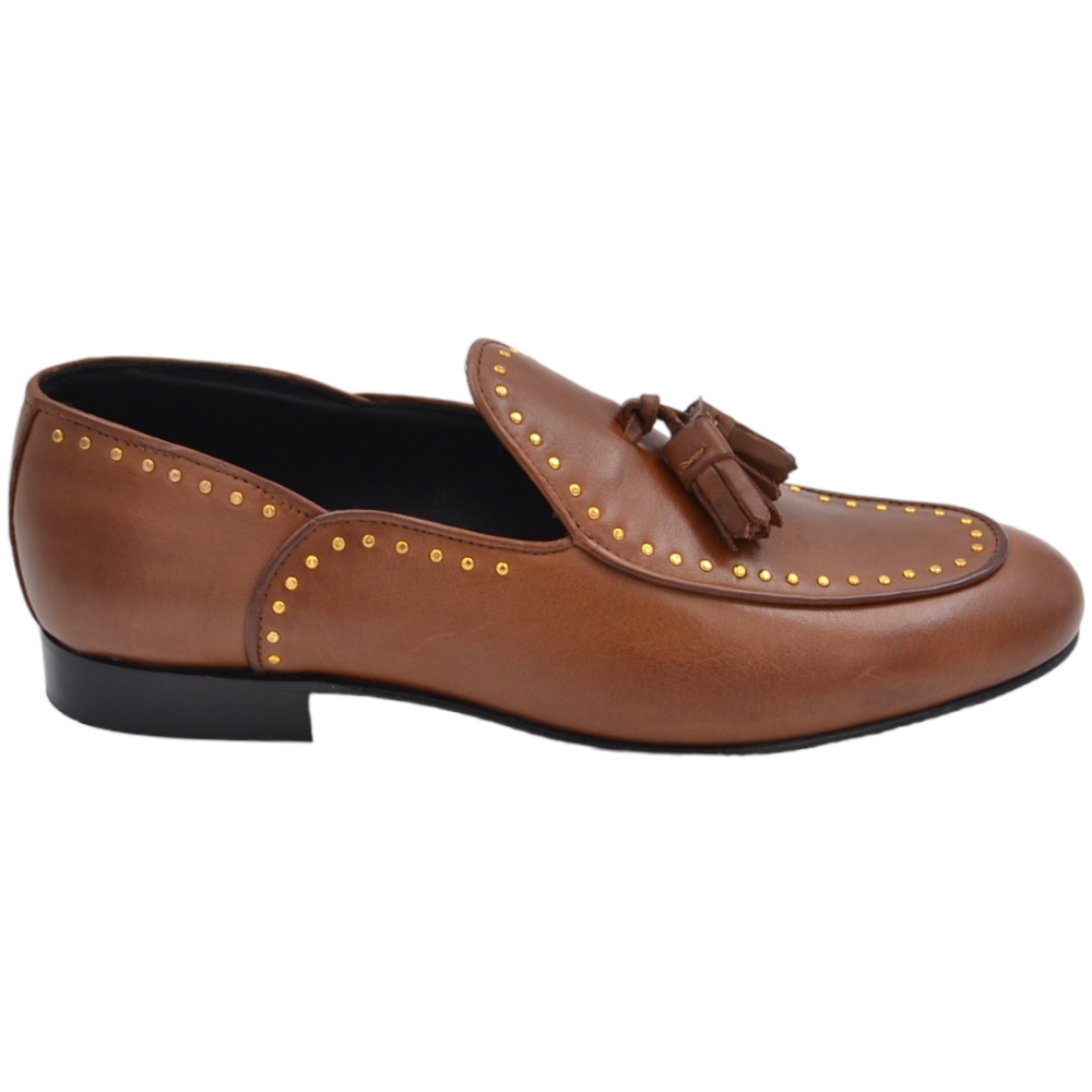 Scarpa mocassino uomo ls con nappina bon bon e borchie in vera pelle matte cuoio cucita a mano fondo cuoio antiscivolo.