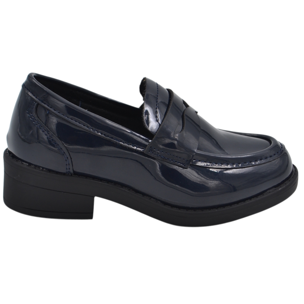 Mocassino da bambino blu in vernice lucida modello classico con traversino vaschetta rialzata e suola scura.