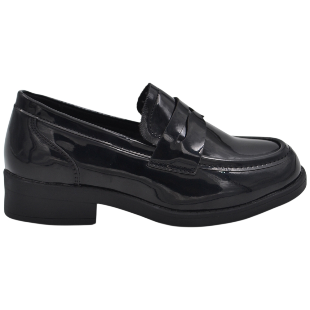 Mocassino da bambino nero in vernice lucida modello classico con traversino vaschetta rialzata e suola scura.