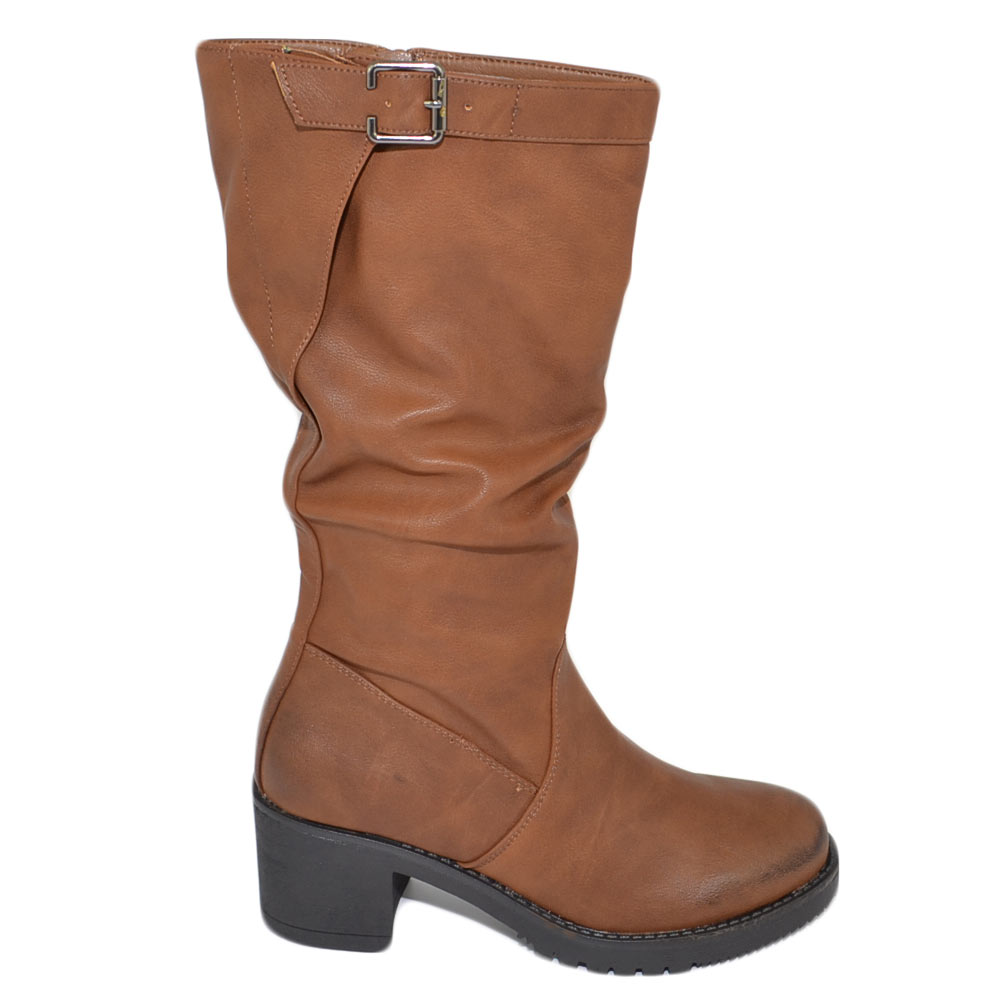 Stivali donna cuoio altezza biker tinta unita arricciato al polpaccio morbido con fibbia gomma antiscivolo glam moda