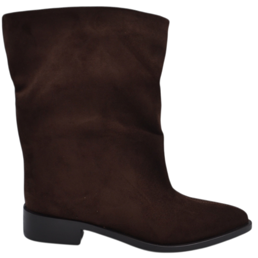 Tronchetto stivaletto donna camoscio marrone con gambale overwide slouchy  punta affusolata e tacco basso squadrato.