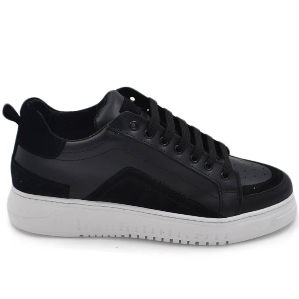Sneakers bassa uomo in vera pelle nera con inserti camoscio e cuciture a contrasto fondo in gomma Army moda business 