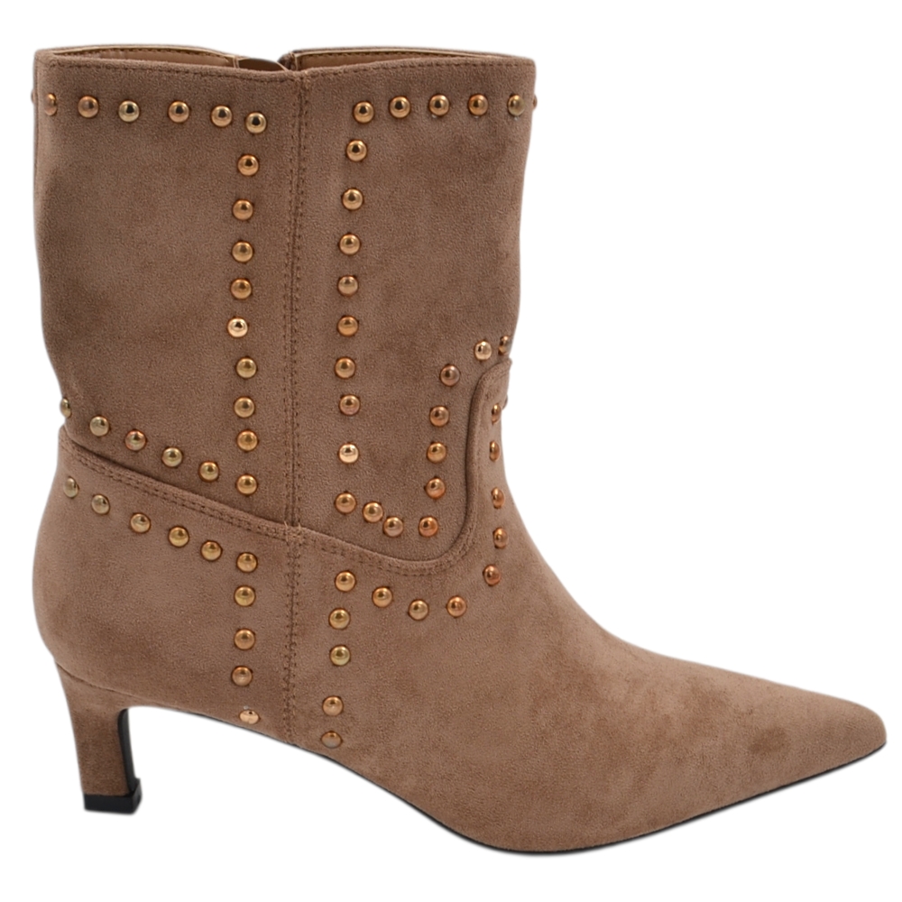 Stivaletto tronchetto donna a punta camoscio beige con borchie oro tonde tacco kitten 3 cm zip.