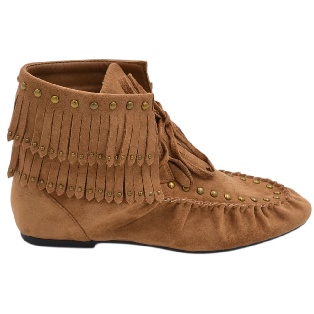 Stivaletto indianino basso in suede beige con borchie dorate e frange mocassino raso terra lacci regolabili tendenza.